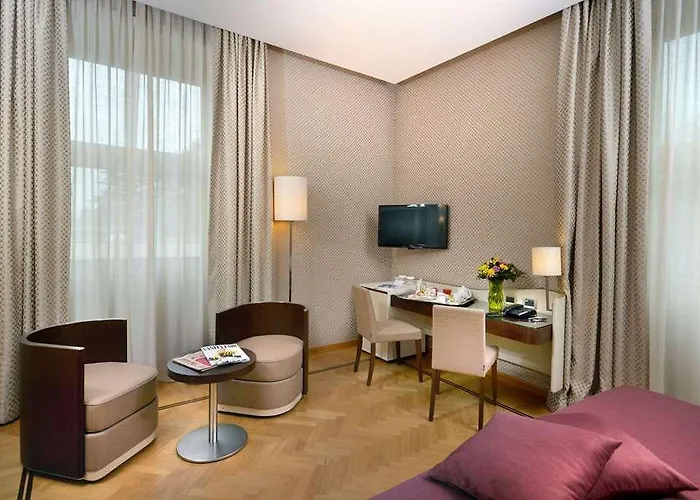 Palazzo Esedra Неаполь