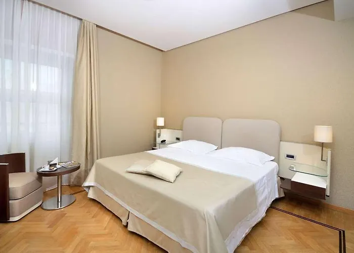 Palazzo Esedra 4* Неаполь