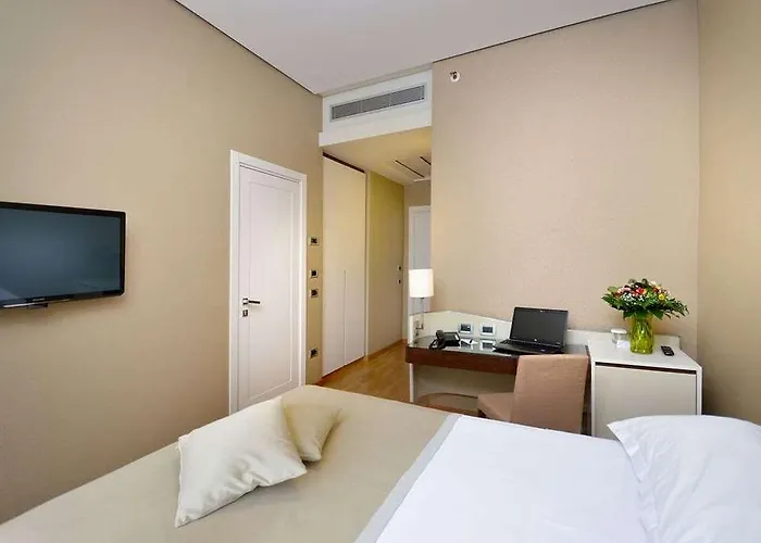 Palazzo Esedra Неаполь