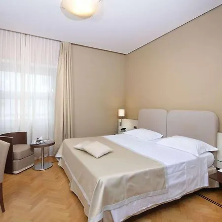 Hotell Palazzo Esedra 4*